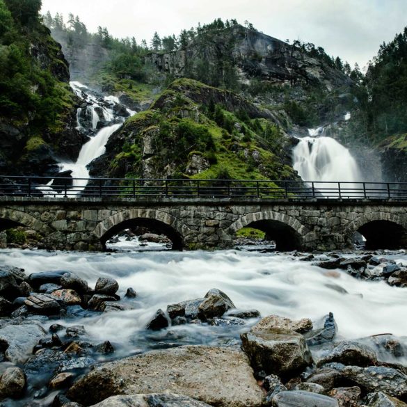 Lång exponering av vattenfall i Norge