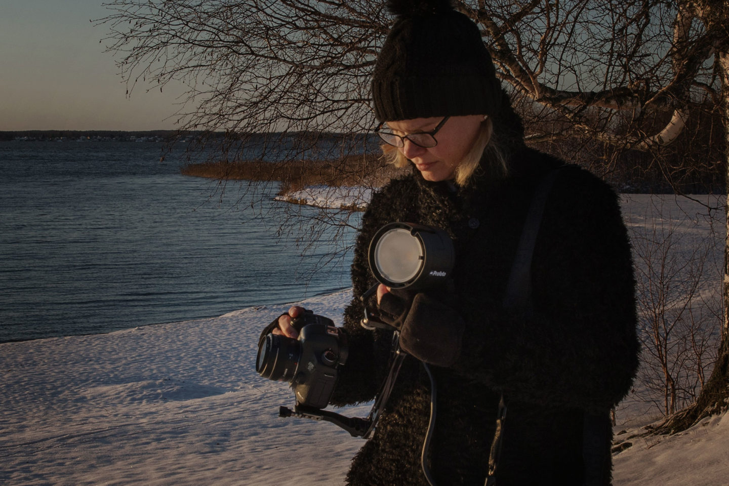 Profoto B2 Fotoblixtar
Företagsfotograf Helen Shippey i Västerås håller i kamera och blixt under fotografering i vintern