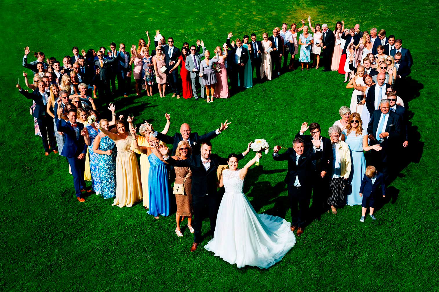 Fotograf bilder
Bröllopsgäster i hjärtformation i Tängsta