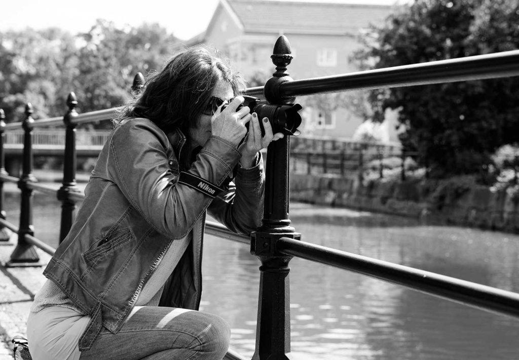 Fotokurs Kvinna med kamera i handen