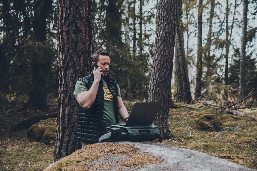 Vikten av sociala medier för företag 2021, porträtt på en kille i skogen