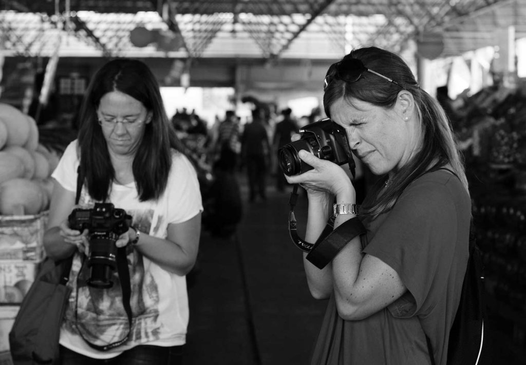 Fotokurs-kvinnor som fotograferar i Västerås
